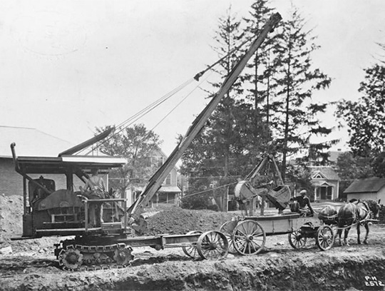 Первый гусеничный кран производства P&H Mining Equipment, выпущенный в начале 20-х гг. ХХ века