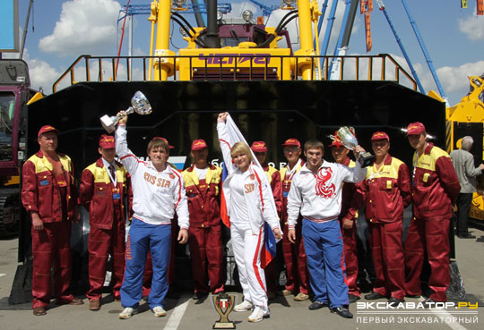 Сборная России по тяжёлой атлетике (юниоры) и команда «Тракторных заводов» у бульдозера ЧЕТРА Т40 Heavy