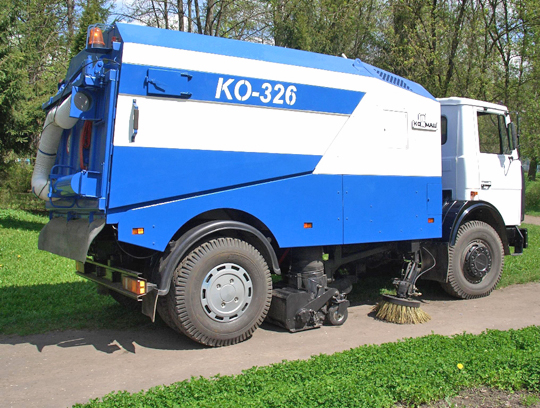 Подметально-уборочные машины КО-326 выпускает завод "Коммаш"