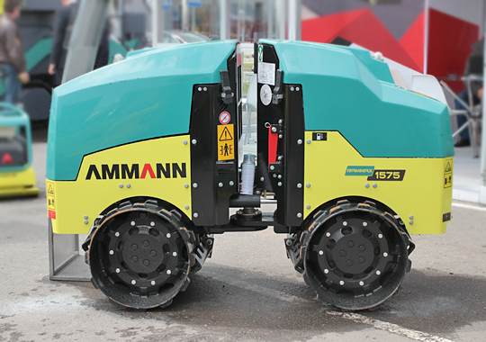 Rammax 1575 оснащен 20-сильным ДВС Yanmar с водяным охлаждением