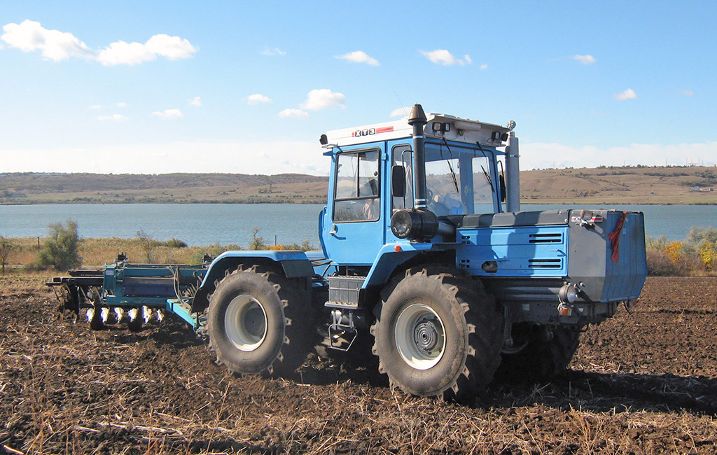 Трактор ХТЗ-17221/17021 — мощный универсал для фермерского бизнеса
