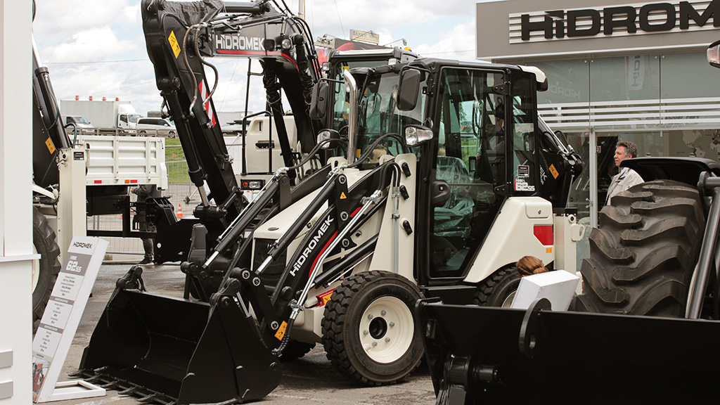 Компактный экскаватор-погрузчик Hidromek HMK 62SS (масса - 3 800 кг)