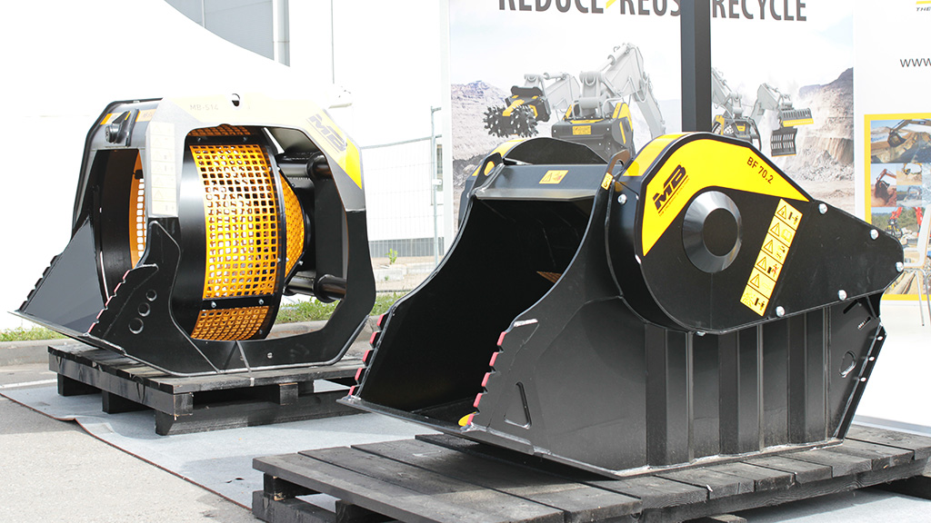 Несколько ковшей специального назначения можно было увидеть на стенде MB Crusher