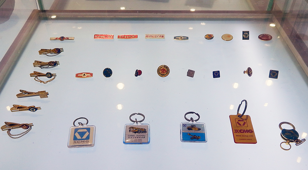 Сувенирной продукции также отведено отдельное место в музее XCMG