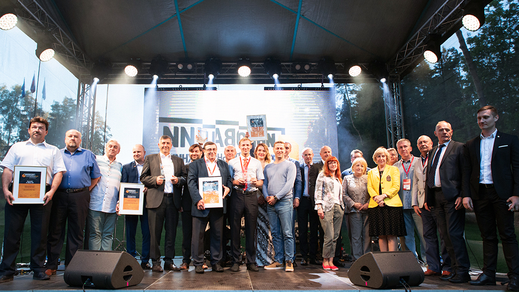 Победители конкурса "Инновации в строительной технике в России" и члены жюри на церемонии награждения