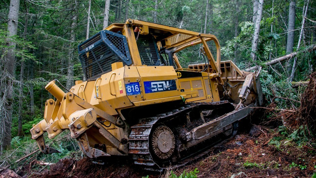 В странах СНГ доступны бульдозеры SEM в модификации для работы в лесу