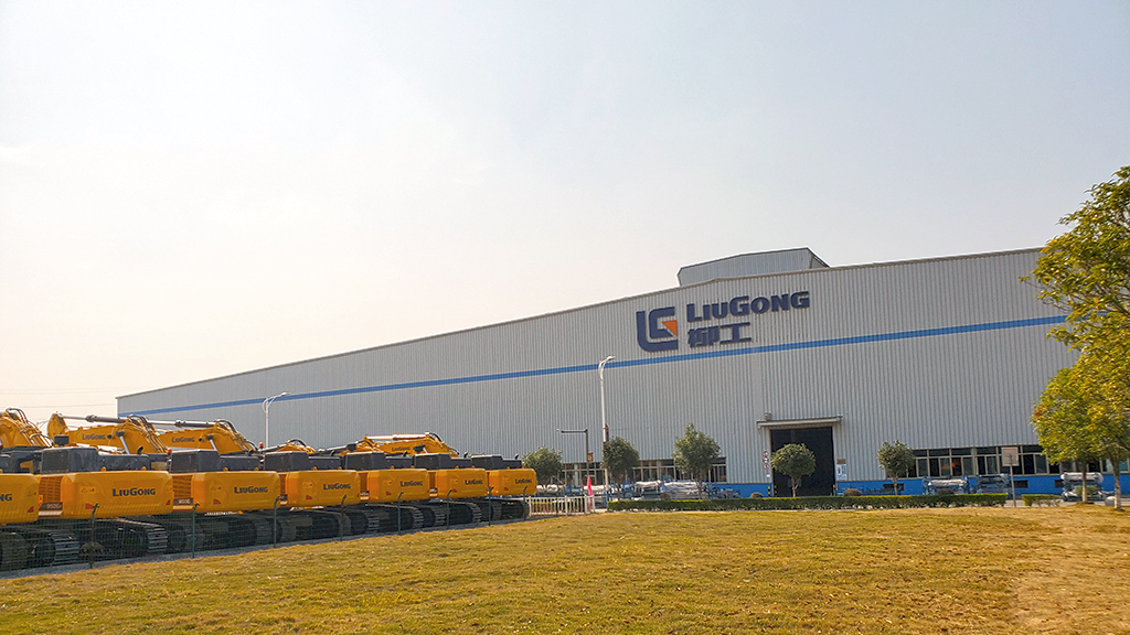 В стенах завода в Лючжоу с конвейера сходят экскаваторы LiuGong массой от 3 до 90 тонн