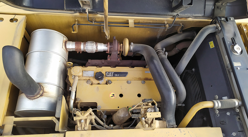 Мощность в 103 кВт экскаватору обеспечивает двигатель Cat С6.4 объемом 6,4 л