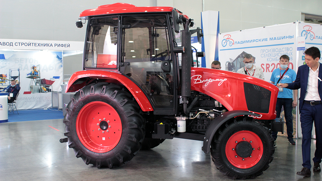 Снаряжённая масса трактора составляет 2 450 кг, мощность — 36,9 кВт