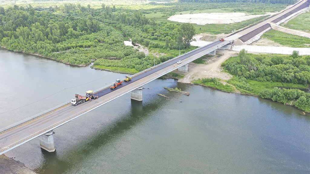 Завершающий этап строительства железобетонного моста через реку Кия