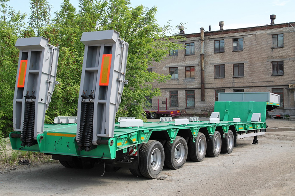 Низкорамный полуприцеп-тяжеловоз для перевозки грузов массой до 60 тонн