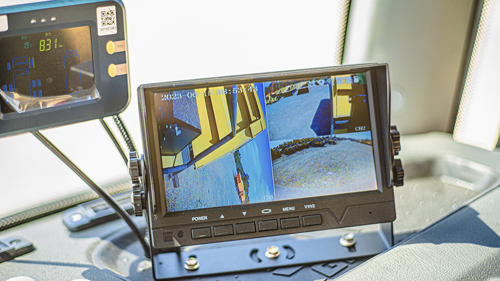 Камера заднего вида с монитором в кабине предусмотрены в стандартной комплектации