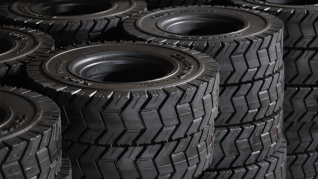 После ухода западных брендов НПО «Композит» запустил собственное производство цельнолитых шин