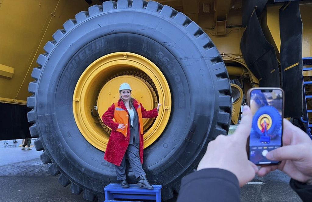 Сотрудники Экскаватор Ру не упустили возможности сфотографироваться на фоне огромного колеса