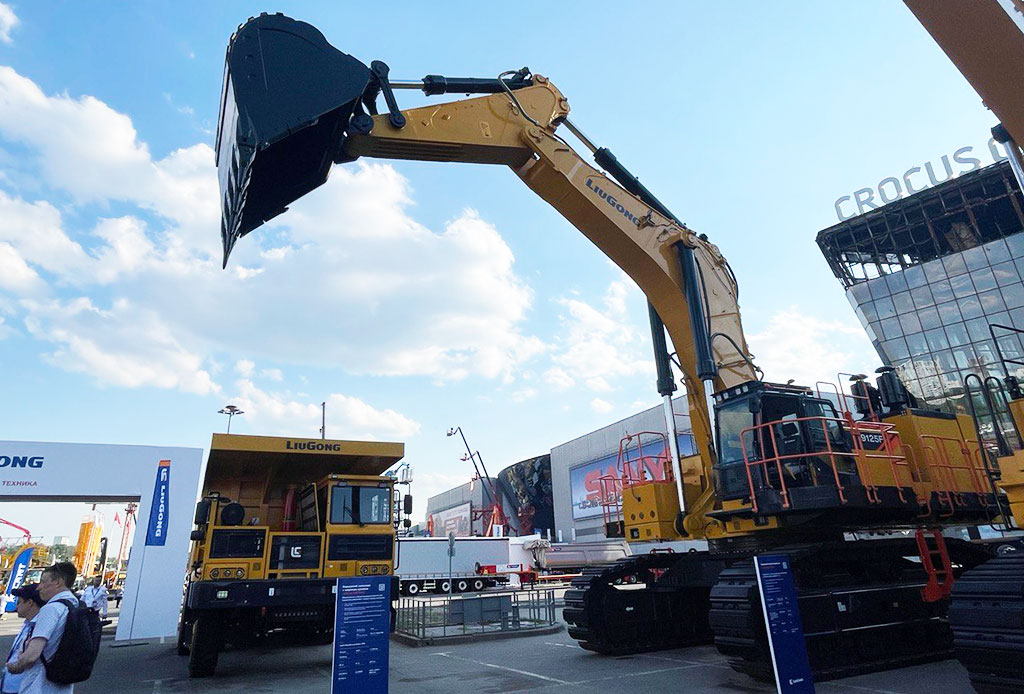 Тяжёлый экскаватор LiuGong 9125F и карьерный самосвал LiuGong DW105A