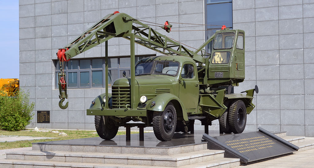 Первый массовый китайский кран Q51 на шасси Jiefang (ЗИС-150)