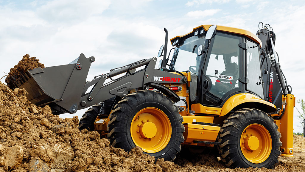 Равноколёсный экскаватор-погрузчик WLB468 массой 10 600 кг