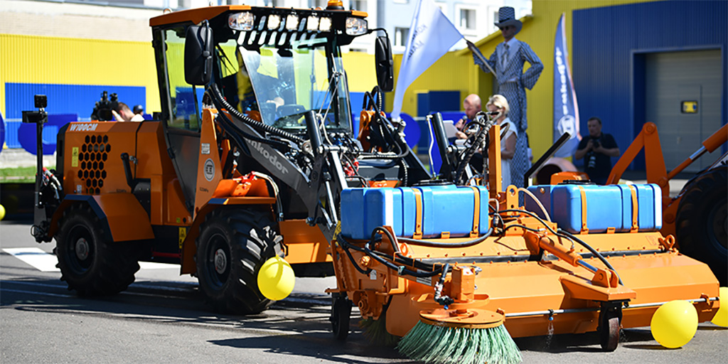 Для коммунальной машины W100CM доступно более 30 единиц рабочего оборудования