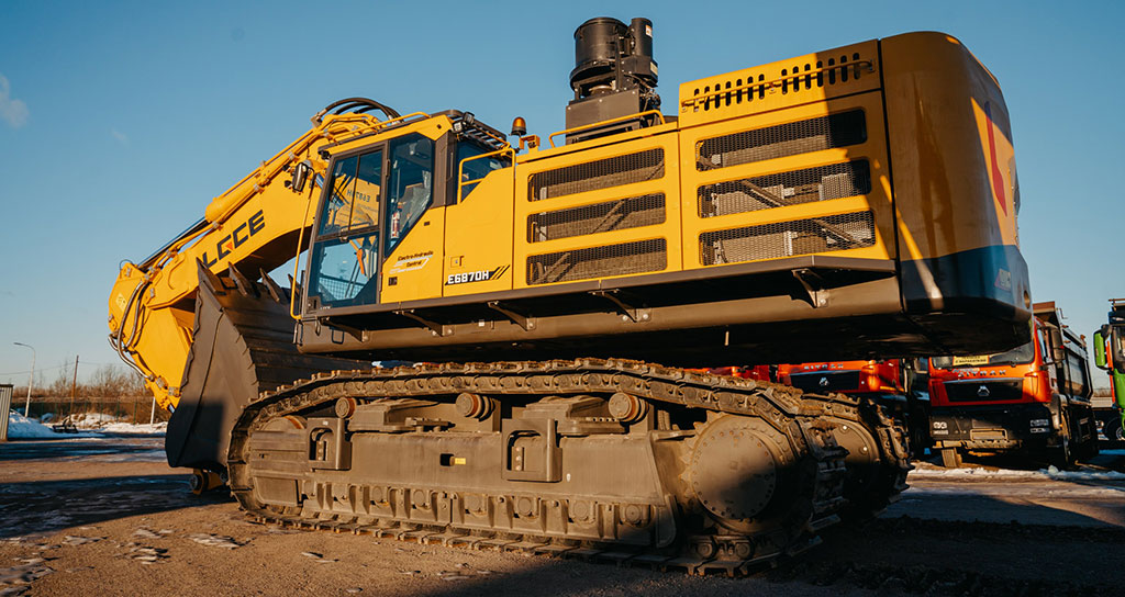 Модель LGCE E6870H оснащена мотором Cummins QSM15 объёмом 14,5 л
