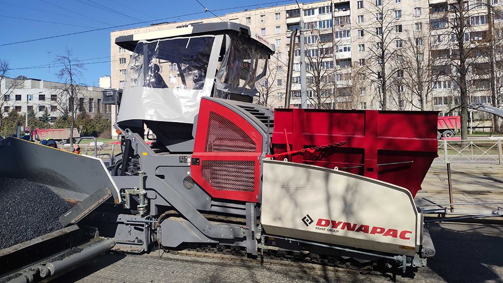 Геометрия приёмного бункера SD2500CS и его объём (12 тонн) позволяют работать с любыми типами самосвалов
