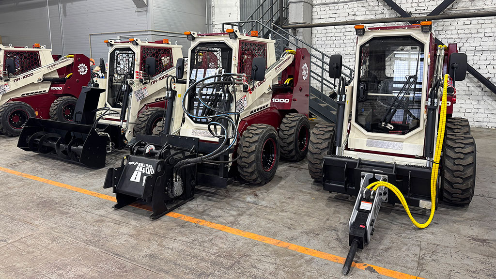 Погрузчик работает с 30-ю видами навесного оборудования, которое также выпускают на заводе «Профессионал»