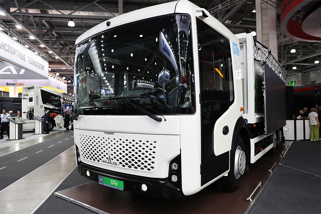 Экологичный мусоровоз MAZ-GTe с задней загрузкой ТКО