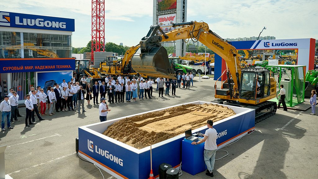 Демонстрация работы гусеничного экскаватора LiuGong 922F с электрогидравлической системой управления