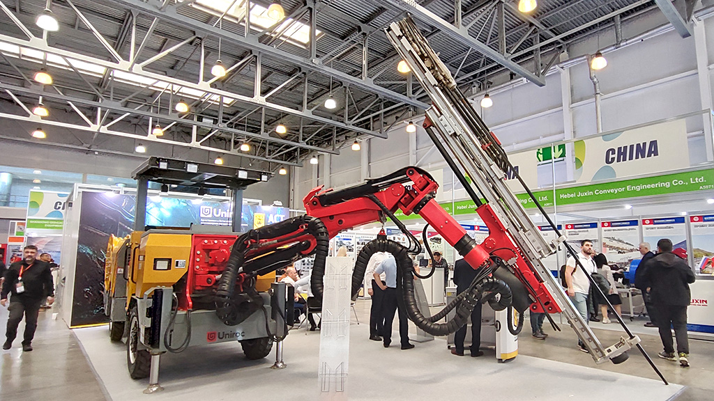 Самоходная буровая установка Uniroc WD581 на выставке MiningWorld Russia 2025