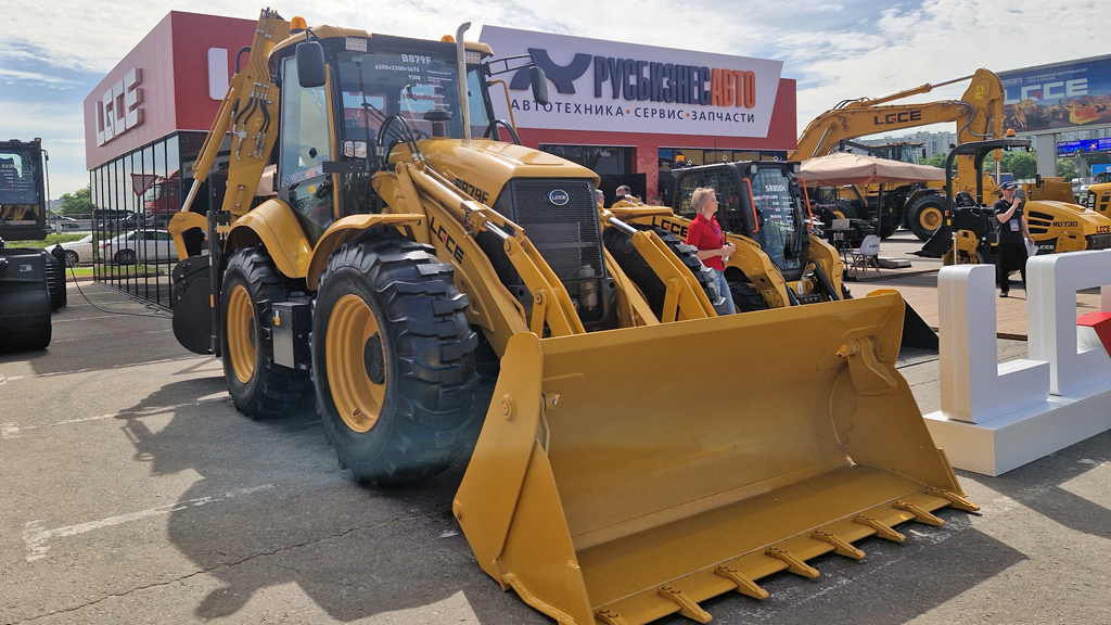 Первый равноколёсный экскаватор-погрузчик в линейке LGCE