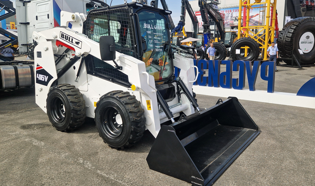 Мини-погрузчик BULL 416V способен за раз поднять груз весом 1,5 тонны