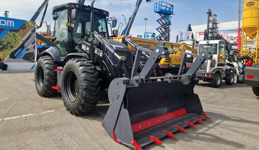 Улучшенная версия экскаватора-погрузчика BULL 4SX-F