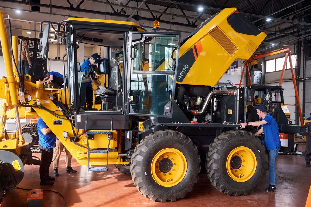 Как стационарные, так и передвижные сервисные мастерские оборудованы всем необходимым инструментом Как стационарные, так и передвижные сервисные мастерские оборудованы всем необходимым инструментом