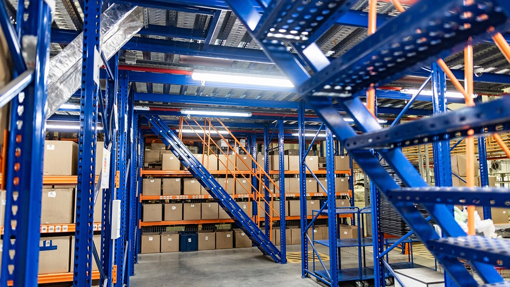 Мезонины увеличивают полезную площадь в 2–3 раза по сравнению с традиционными горизонтальными системами