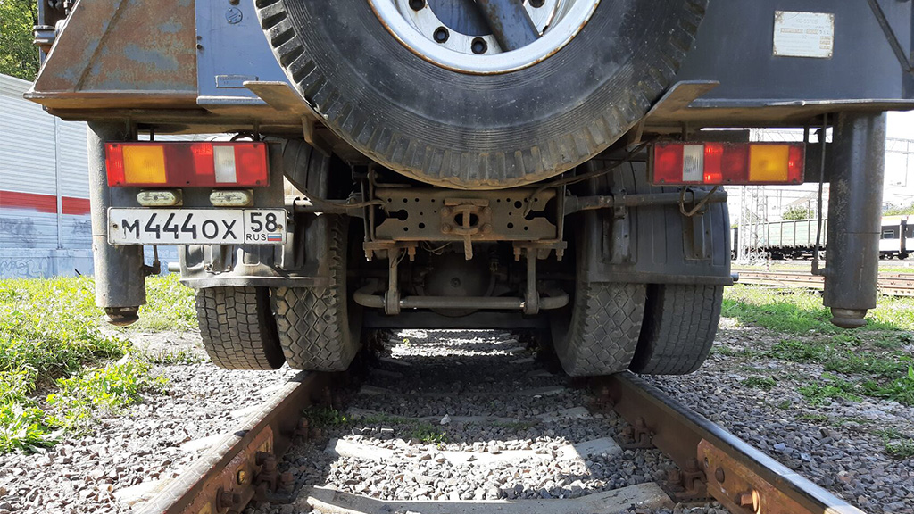 Тележки РЕБОХОД поставят колёсную технику на рельсы без больших затрат