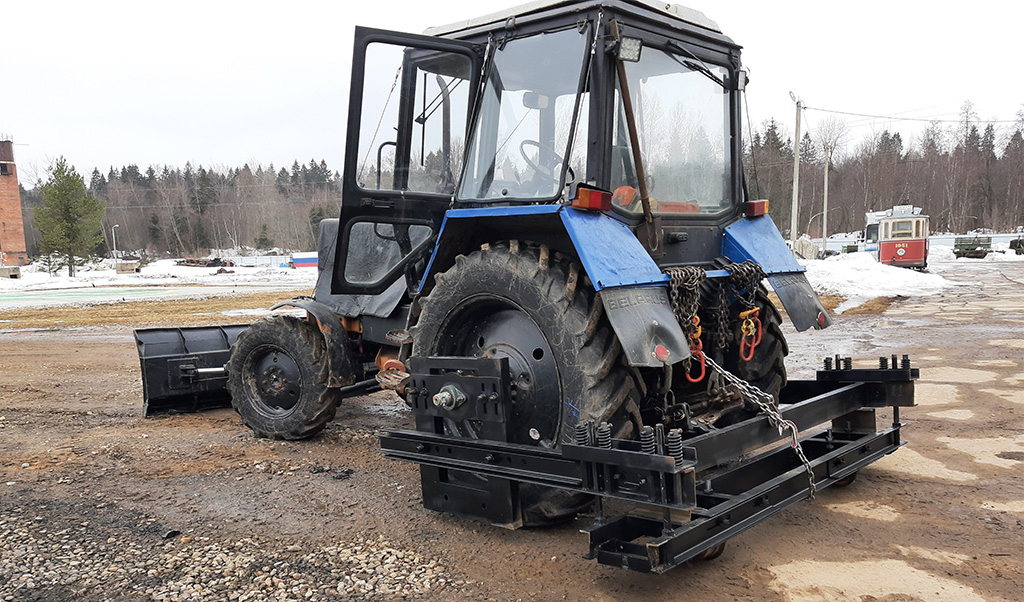 Механизаторы предприятия прошли обучение и теперь самостоятельно переводят трактор на рельсовый ход