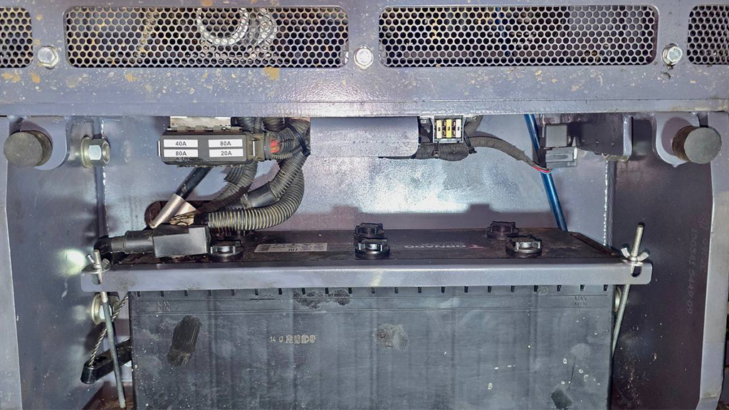 Перенос АКБ позволил улучшить охлаждение радиаторов и снизить риск контакта рабочих жидкостей с электропроводкой Перенос АКБ позволил улучшить охлаждение радиаторов и снизить риск контакта рабочих жидкостей с электропроводкой