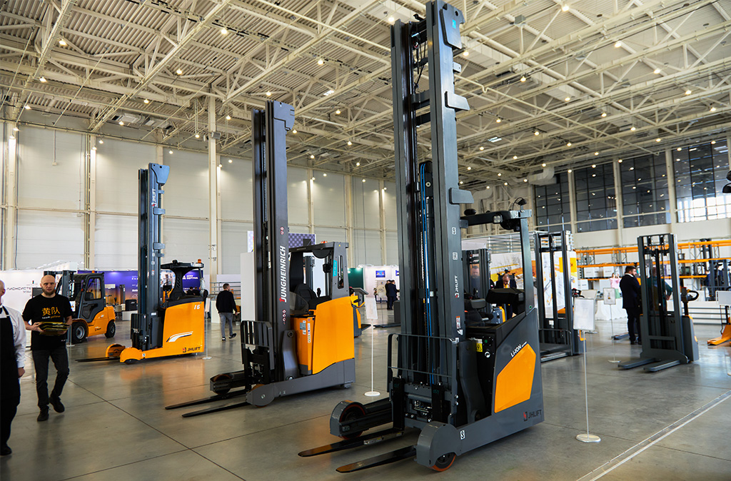 JHLIFT CQD 20 XC — манёвренный ричтрак для работы с многоуровневыми стеллажами