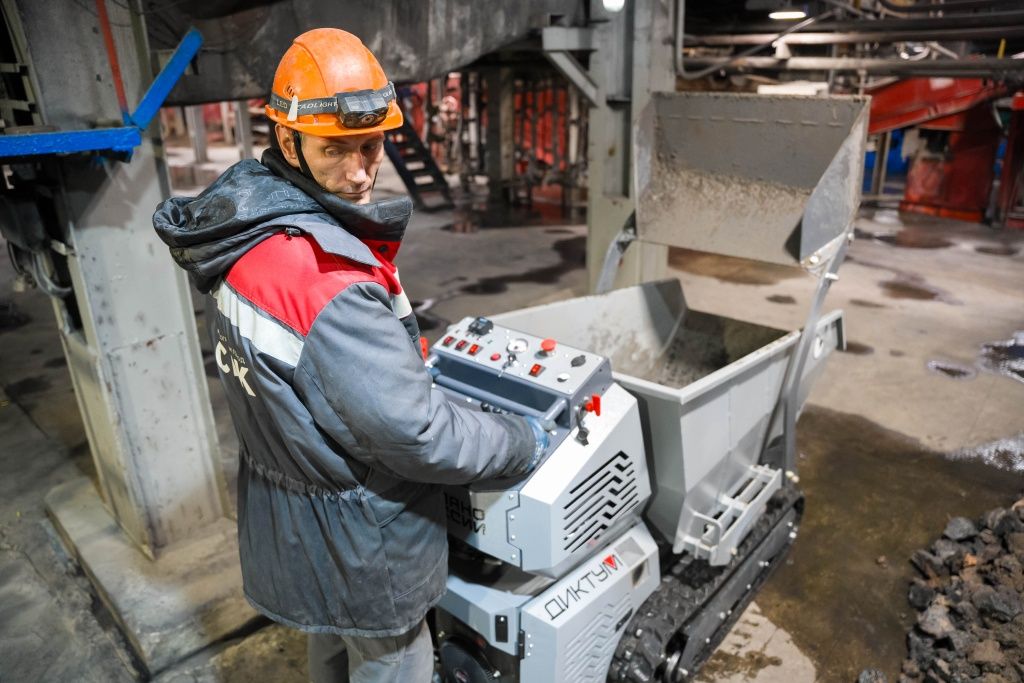 Слесарь Новосибирской ТЭЦ-2 Сергей Акименко управляет думпером во время испытаний