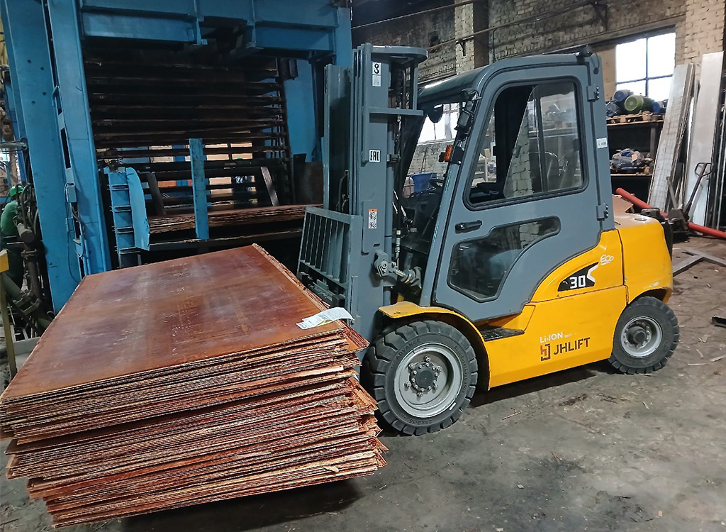 Электропогрузчик JHLIFT CPD 15-38 XE подойдёт как для помещений, так и для открытых складских площадок