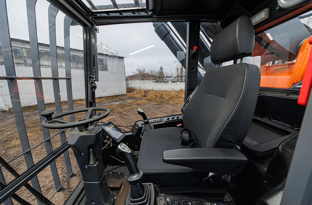 Рабочее место оператора E350WH доработано с упором на эргономику, обзор и безопасность