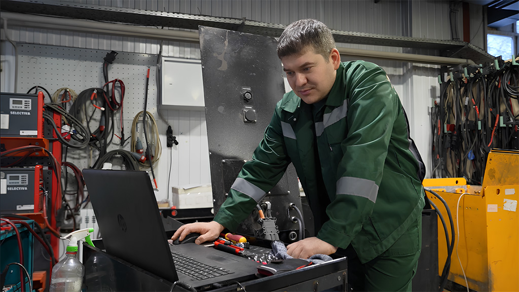 Проверка аккумулятора на диагностическом стенде в сервисе Advanced Energy