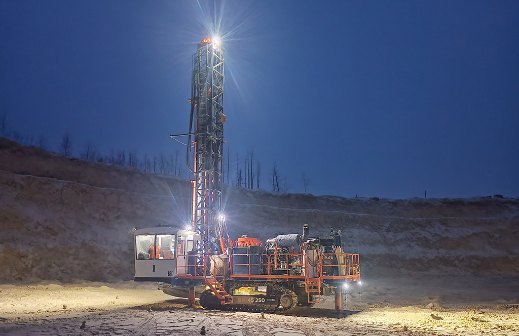 Буровой станок PRD BH 45 250 предназначен для бурения взрывных скважин диаметром 150–250 мм и глубиной до 45 м Буровой станок PRD BH 45 250 предназначен для бурения взрывных скважин диаметром 150–250 мм и глубиной до 45 м