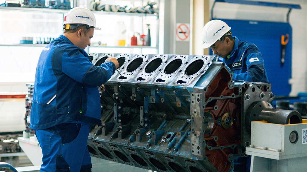 Процесс ремонта ДВС ГЗПД на манипуляторе-кантователе