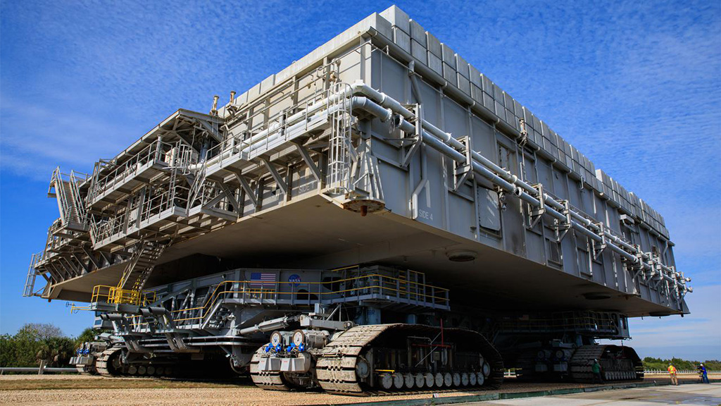 Тягач Crawler весит примерно 2 500 тонн