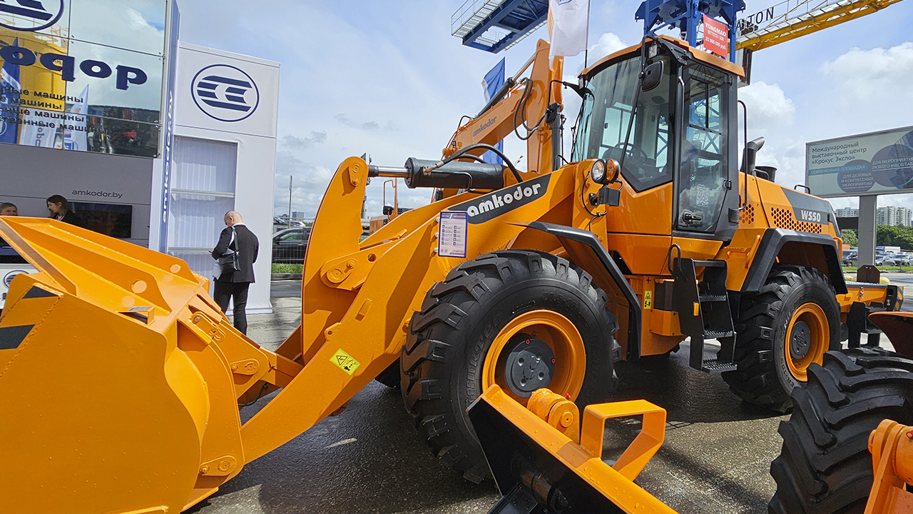 Универсальный фронтальный погрузчик AMKODOR W550