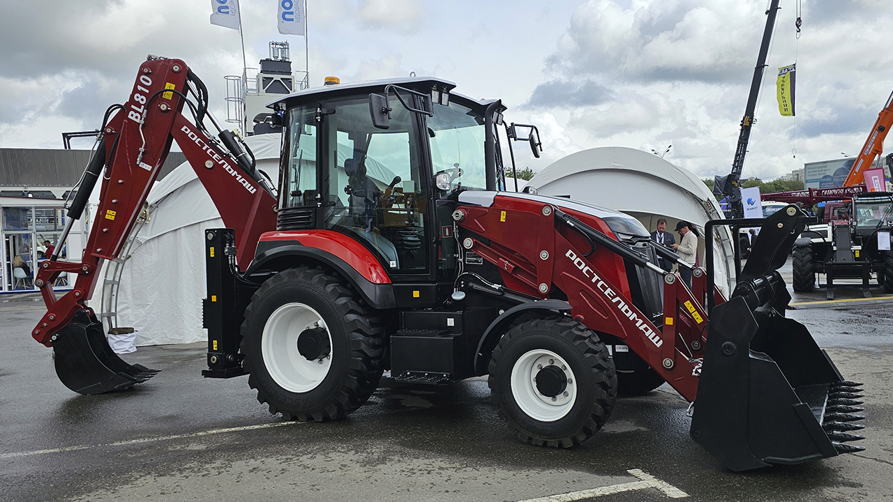 Экскаватор-погрузчик BL 810 от «Ростсельмаш»