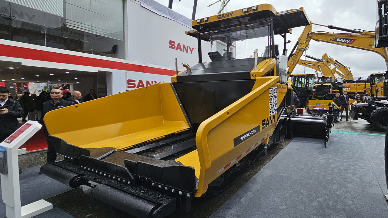 Обновлённый асфальтоукладчик SANY SAP90C-10Ru