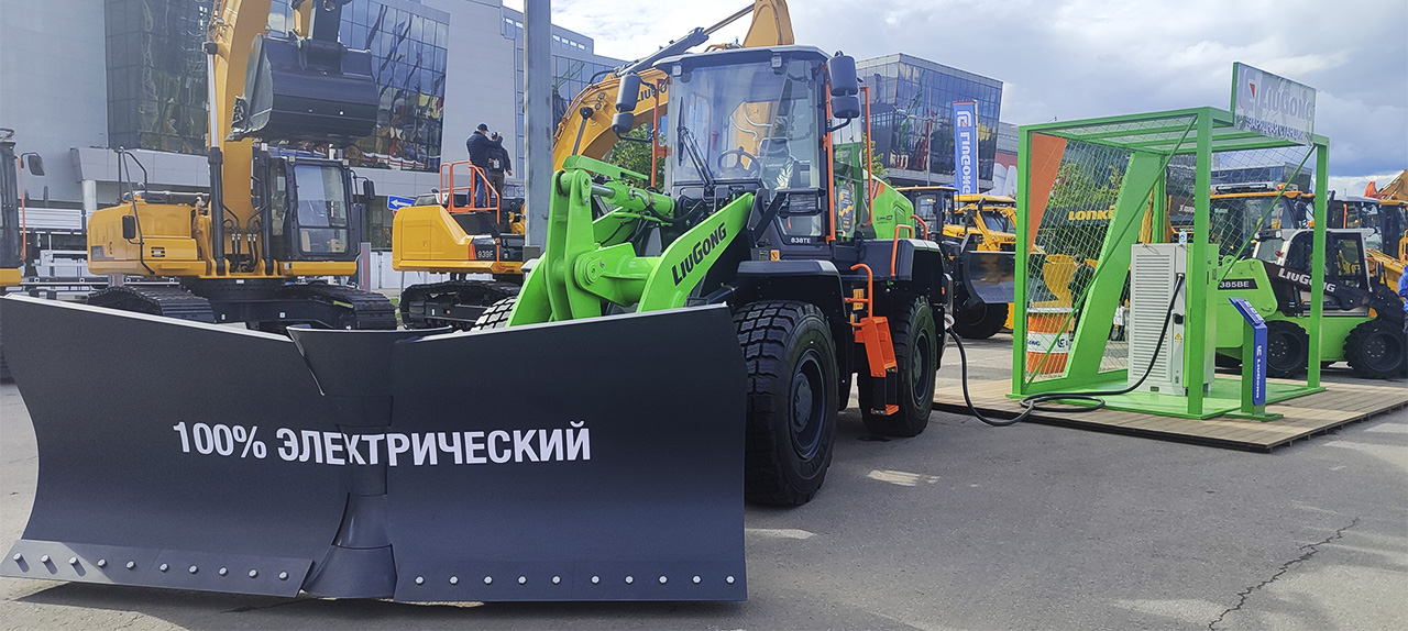 Посетители также могли увидеть электрический мини-погрузчик 385BE и зарядную станцию для техники LiuGong