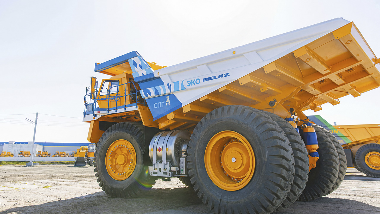 БЕЛАЗ-7513Р оснащён газовым двигателем мощностью 1194 кВт