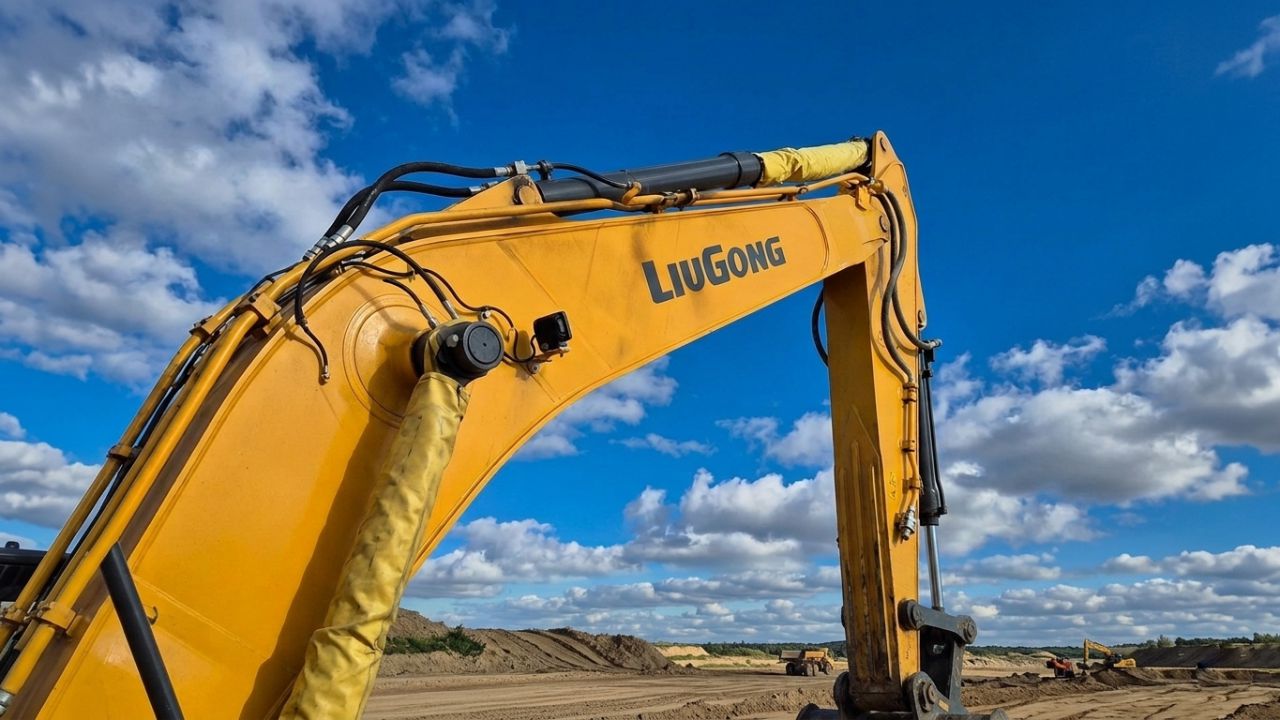 Дополнительная гидролиния позволяет LiuGong 930E работать с различным навесным оборудованием